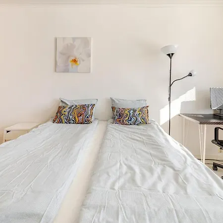 In And Super Easy To Airport And Center And A Private Free Parking *